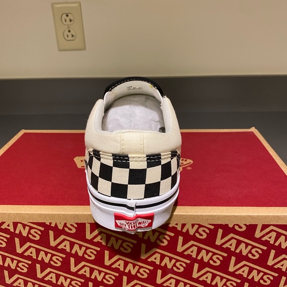 Men’s 9 black and white checkered Vans. - Picture 4 of 11